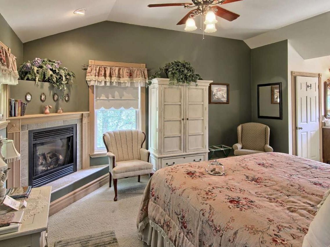 Grand Victorian B&B Inn Bellaire Номер фото