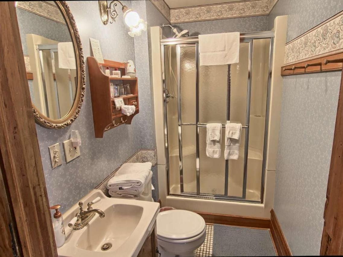 Grand Victorian B&B Inn Bellaire Номер фото